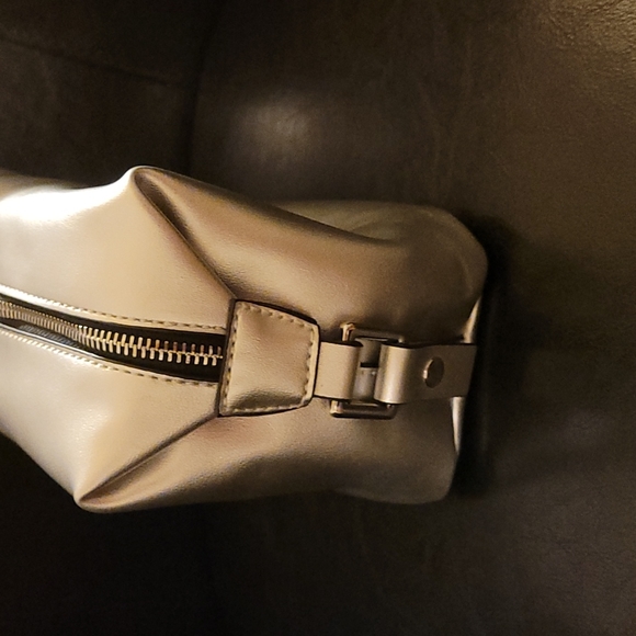 💜HP💜NWOT Kendall + Kylie Make Up Bag💜 - Picture 5 of 10